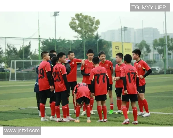 黄军独家解析足球技巧与战术分享助你提升球场表现